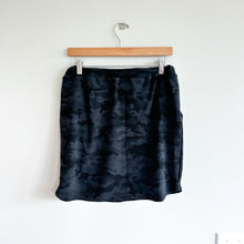 Load image into Gallery viewer, Sundry by Evereve Saturday Terry Cloth Skirt Black Camo L NWT