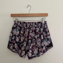 Load image into Gallery viewer, Lululemon Hotty Hot Low Rise Shorts Utopia Multi / Deep Phantom
