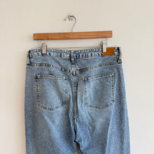 Load image into Gallery viewer, Unpublished Denim High Rise Pockets Button-Fly Straight Jeans Blue 32