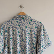 Load image into Gallery viewer, Hanna Andersson Scattered Daisies HannaSoft Floral Short Sleeve Pajama Top L