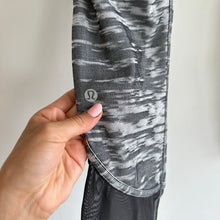 Load image into Gallery viewer, Lululemon Beat The Heat Tight Mesh Leggings Gray Jacquard 8