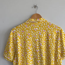 Load image into Gallery viewer, Hanna Andersson Scattered Daisies Print Short Sleeve HannaSoft Top Yellow L