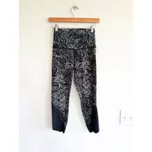 Load image into Gallery viewer, Lululemon Wunder Under Crop II Scallop 24" Yoga Leggings Achromatize Grey Black