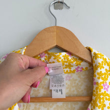 Load image into Gallery viewer, Hanna Andersson Scattered Daisies Print Short Sleeve HannaSoft Top Yellow L