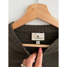 Load image into Gallery viewer, Tuckernuck Everyday Crewneck Knit Long Sleeve Pullover Sweater Green S
