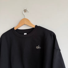 Load image into Gallery viewer, Alo Yoga Cropped Accolade Crewneck Long Sleeve Sweatshirt Black M NWT