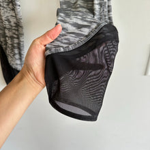 Load image into Gallery viewer, Lululemon Beat The Heat Tight Mesh Leggings Gray Jacquard 8