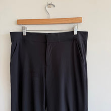 Load image into Gallery viewer, Athleta Tribeca Wide Elastic Waistband Cropped Wide Leg Pant Black 10T