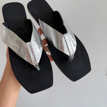 Load image into Gallery viewer, Kindred Label Hannah Thong Strap Foldable Sandals Silver 40/10