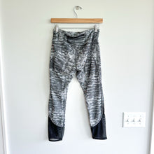 Load image into Gallery viewer, Lululemon Beat The Heat Tight Mesh Leggings Gray Jacquard 8