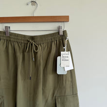 Load image into Gallery viewer, Nordstrom High Rise Cargo Pockets Midi Skirt Green XS NWT