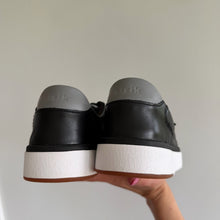 Load image into Gallery viewer, Kizik Vegas Leather Round Toe Low Top Unisex Sneakers Black 9 NEW