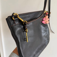 Load image into Gallery viewer, Fossil Pebbled Leather Zip-Around Crossbody Bag Black