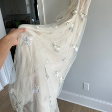 Load image into Gallery viewer, Lulus Lorenzo Floral Embroidered Sleeveless Lovely Tulle Maxi Dress Cream S