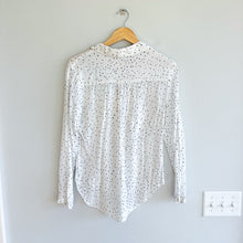 Load image into Gallery viewer, Cloth & Stone Dotscape V-Neck Button Up Blouse White Black XS
