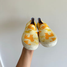 Load image into Gallery viewer, Rothy's The Kid Sneaker Yellow Puppy Camo Recycled Textile Slip On 13