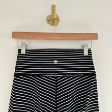 Load image into Gallery viewer, Lululemon Wunder Under High-Rise Tight *Luxtreme 28" Leggings Black/White 6