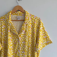 Load image into Gallery viewer, Hanna Andersson Scattered Daisies Print Short Sleeve HannaSoft Top Yellow L