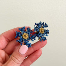 Load image into Gallery viewer, Vintage 60s Novelty Enameled Leaves Goldtone Clip On Statement Earrings