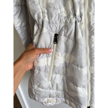 Load image into Gallery viewer, The North Face Camouflage Pattern Zip Up Outdoor Puffer Jacket Gray White M