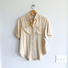 Load image into Gallery viewer, Nordstrom Short Sleeve Curvy Hem Collared Casual Button Up Shirt Cream XXS NWT