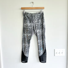 Load image into Gallery viewer, Lululemon Beat The Heat Tight Mesh Leggings Gray Jacquard 8
