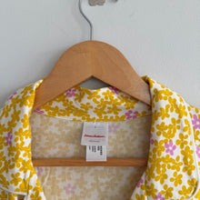Load image into Gallery viewer, Hanna Andersson Scattered Daisies Print Short Sleeve HannaSoft Top Yellow L
