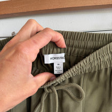 Load image into Gallery viewer, Nordstrom High Rise Cargo Pockets Midi Skirt Green XS NWT