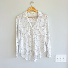 Load image into Gallery viewer, Cloth & Stone Dotscape V-Neck Button Up Blouse White Black XS