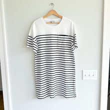 Load image into Gallery viewer, EVEREVE Emersyn Striped Short Sleeve T-Shirt Dress White/Black L