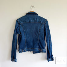 Load image into Gallery viewer, AG Adriano Goldschmied Robyn Slim Trucker Denim Jacket Dark Wash Blue M BW20567