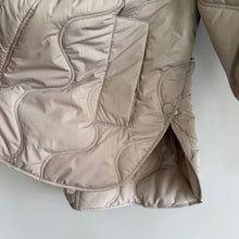 Load image into Gallery viewer, H&M Snap Front Hooded Insulated Winter Quilted Jacket Bone M