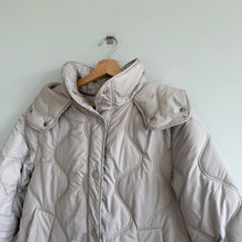 Load image into Gallery viewer, H&M Snap Front Hooded Insulated Winter Quilted Jacket Bone M