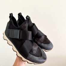Load image into Gallery viewer, Sorel Kinetic Low Top Sneakers Black 7.5