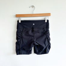 Load image into Gallery viewer, Lululemon Speed Track Ruched Biker Shorts Black 4