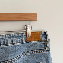 Load image into Gallery viewer, Unpublished Denim High Rise Pockets Button-Fly Straight Jeans Blue 32