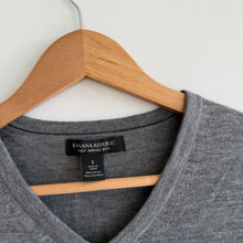 Load image into Gallery viewer, Banana Republic Merino Wool V-Neck Long Sleeve Pullover Sweater Gray S