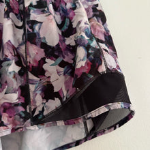 Load image into Gallery viewer, Lululemon Hotty Hot Low Rise Shorts Utopia Multi / Deep Phantom
