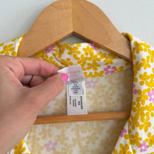 Load image into Gallery viewer, Hanna Andersson Scattered Daisies Print Short Sleeve HannaSoft Top Yellow L