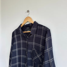 Load image into Gallery viewer, Rails Hunter Button Down Shirt in Navy Snow M