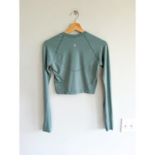 Load image into Gallery viewer, Lululemon Swiftly Tech Cropped Long-Sleeve 2.0 Activewear Top Green 6