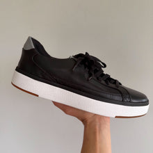 Load image into Gallery viewer, Kizik Vegas Leather Round Toe Low Top Unisex Sneakers Black 9 NEW