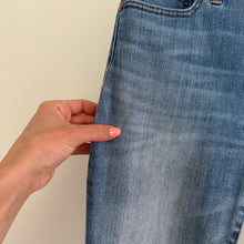 Load image into Gallery viewer, Madewell 9&quot; High-Rise Skinny Distressed Jeans Blue 26
