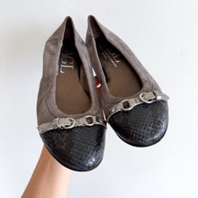 Load image into Gallery viewer, AGL Attilio Giusti Leombruni Suede Snakeskin Embossed Cap Toe Ballet Flat Gray 9
