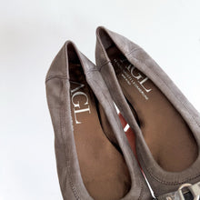 Load image into Gallery viewer, AGL Attilio Giusti Leombruni Suede Snakeskin Embossed Cap Toe Ballet Flat Gray 9
