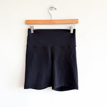 Load image into Gallery viewer, Aritizia TnAction Pull On High Rise Activewear Biker Shorts Black M

