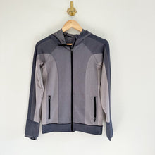 Load image into Gallery viewer, Lululemon Ebb To Train Abstract Zip Up Hooded Jacket Gray/Cream 6
