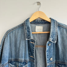 Load image into Gallery viewer, American Eagle Outfitters 90s Boyfriend Button Front Denim Jacket Blue XL
