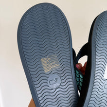 Load image into Gallery viewer, Vineyard Vines Classic Foam Whale Print Strap Flip Flop Sandals Navy 11 NEW
