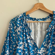 Load image into Gallery viewer, Draper James Martina Floral Print 3/4 Sleeve Popover Midi Dress Blue White 6
